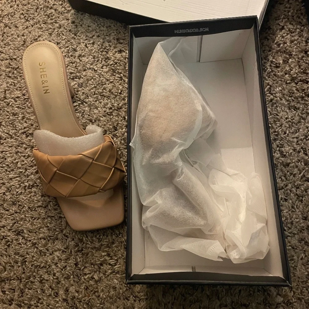 Tan heels - Picture 1 of 3